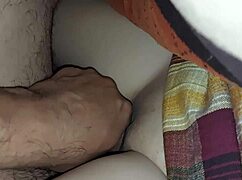 어린 여학생 밤에 탈출해서 계부와 비밀 재미