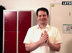 戴绿帽老公让陌生人操他辣妹女友，在宿舍紧逼