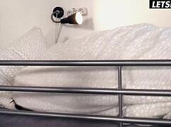 Çek hatun Jenny Wild binmeyi ve boşalmayı yurt odasında sever