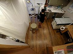 Verplicht lichamelijk onderzoek voor nieuwe studente gemengde schoonheid met kleine 18+ tieten onderzocht door dokter Tampa - Yesenia Sparkles.