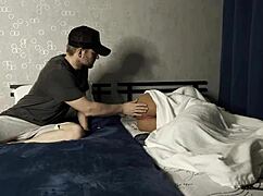 Братята правят шега на заварена сестра с дърпане на пича и рамка на задник