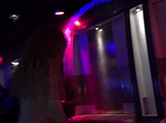 Söpö teini Taya Tutsi paljastuu alasti julkisella diskoilla