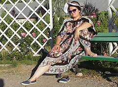 Guarda quella matura pelosa che mostra la figa al parco