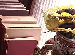 日本のOL女子が老いぼれの男を誘惑して太いチンポをフェラするJAV