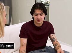 Lyxbionda MILF-styvmamma Gigi ger förbjuden avsugning till styvson