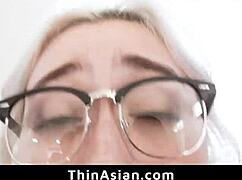 小柄アジアン娘がイケメン男子を誘惑しまくり！