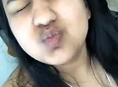 college babe teases with hot body and dabsmash