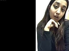 college babe teases with hot body and dabsmash