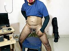 i'm watching hot porn on my phone and almost cumming in my hand