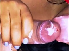 La madre de su amiga era una mujer voluptuosa que siempre vestía ropa ajustada y provocativa lo que lo ponía muy nervioso