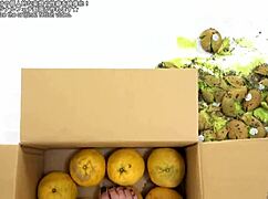 Я так возбужден этим диким фетишем раздавливания еды!