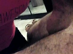 Watch this skinny Thai girl give an amazing blowjob?