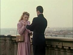 Čudovita rdečelaska daje intenziven oral in zadovolji moškega z izlivom