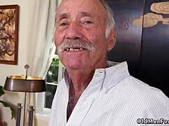 Girl says, 'blowjob me while teen pussy juices flow south'