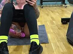 Bald girl’s solo session at the gym