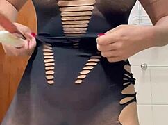 man, i filmed my buddy’s hot gf in the bathroom, damn she’s fine