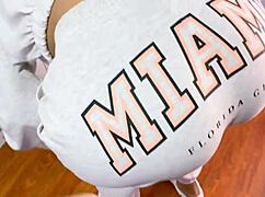 Follando duro enfrente del espejo de a perrito con prima de 19 años casi nos descubren cogiendo sus padres 😏