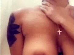 Mulata paola si masturba nella vasca da bagno e si viene tutta