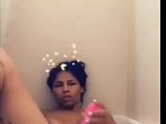 Mulata paola si masturba nella vasca da bagno e si viene tutta