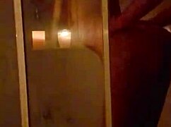 cita de tinder lleva a un encuentro en la ducha