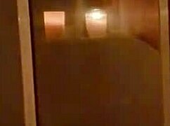 cita de tinder lleva a un encuentro en la ducha