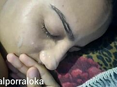 gozei no rosto dela enquanto ela dorme e sai mansinho