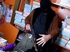 a questa bionda gli piace ingoiare tutto lo sperma 3