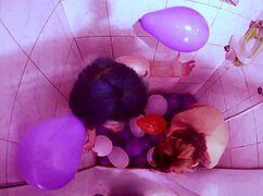 Chupando e fodendo gostoso no banheiro cheio de balões com amiguinha