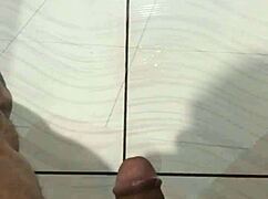 masturbando e gozando gostoso com creampie