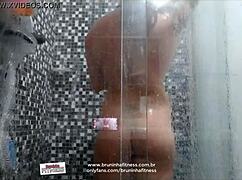 Gostosa Safada Brincando Com Pau Preto No Banho