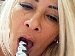 Brincando Com Consolo De Bolinhas Na Buceta