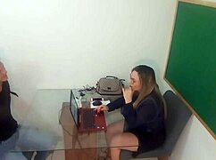 aluno assedia professora e come cuzinho no pelo na sala parte 1 - samuka ventura