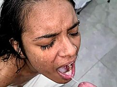 Novinha Jasmine Santanna, 18 anos, fode com dois dotados e goza muito com Negro Blue RJ