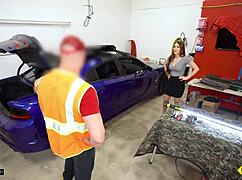 чувак, дорожная милф с большими сиськами трахается с механиком в гараже!