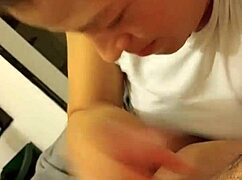 Inexperienced girl tries to get cum from blowjob