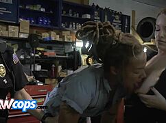 라스타 정비사 여경찰들 수리해줌