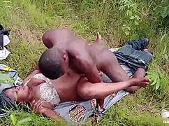 Hiter zunaj na farmi pred prihodom moža