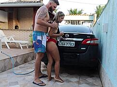 lavei o carro e dei minha bucetinha apertadinha pro amigo