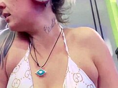 Eu na academia toda molhadinha aqui delicia escorria entre as pernas.