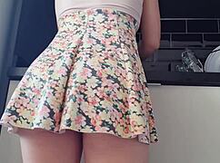 Gostosa engages in masturbation without panties, touching her pussy