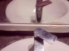 jeune gay se masturbe tout seul 😏