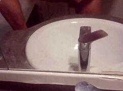 jeune gay se masturbe tout seul 😏