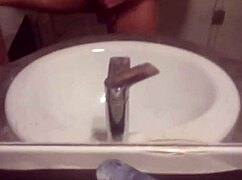 jeune gay se masturbe tout seul 😏