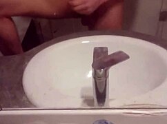 jeune gay se masturbe tout seul 😏