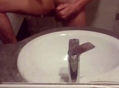 jeune gay se masturbe tout seul 😏