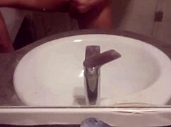 jeune gay se masturbe tout seul 😏