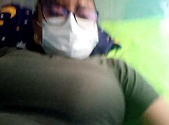 una gorda sale del baño con papel en el culo 😅