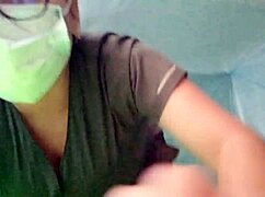 una gorda sale del baño con papel en el culo 😅