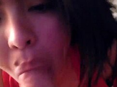 Je me branle et il commence à me baiser, mais j'adore ! Mon cul prend une grosse bite dure. La tatouée devient folle.