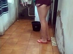 Gravei Minha Empregada Estendendo Roupa Bem Safada!